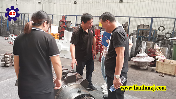 內蒙客戶不遠千里來到鄭州考察鏈輪組件廠家！