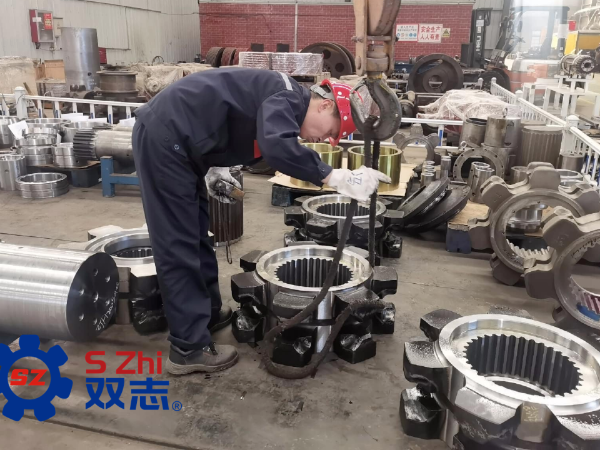 致敬每一位一線工人，堅(jiān)守崗位，兢兢業(yè)業(yè)。_河南雙志